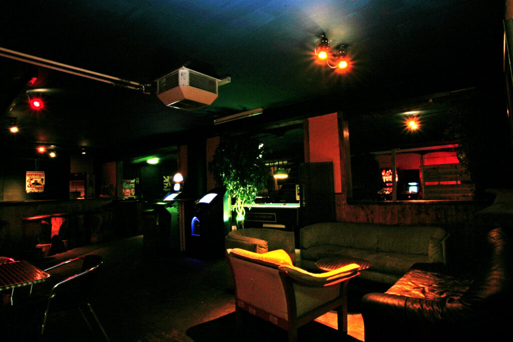 Lounge mit Sofas im Vibes Club Bassersdorf