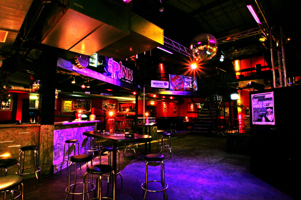 Bar mit violettem Licht im Vibes Club Bassersdorf
