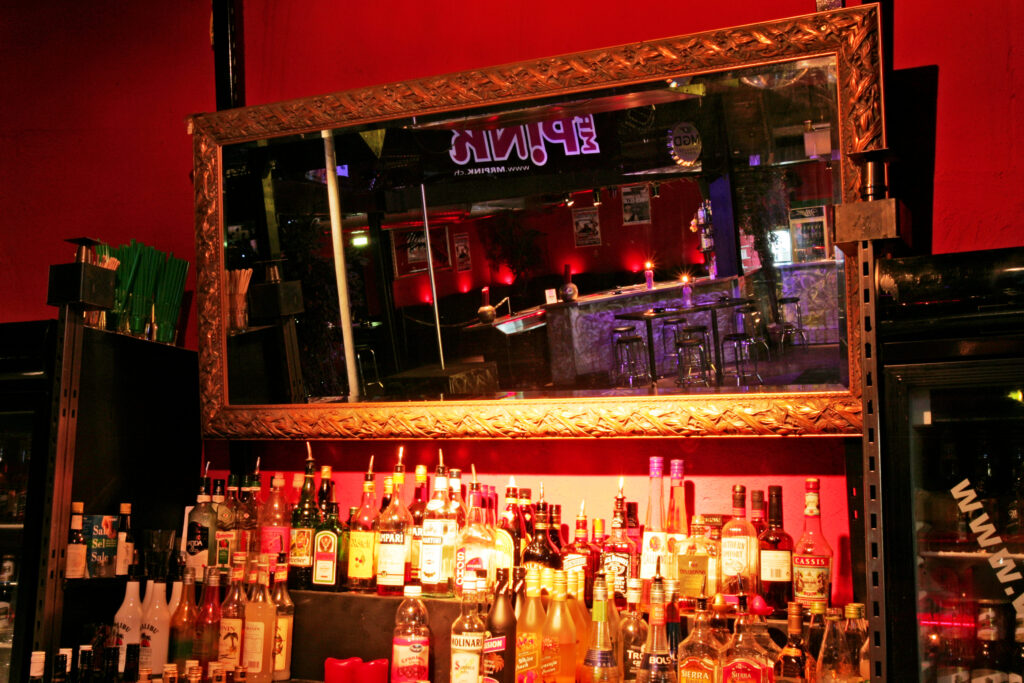 Spiegelbar mit DJ-Pult im Vibes Club Bassersdorf