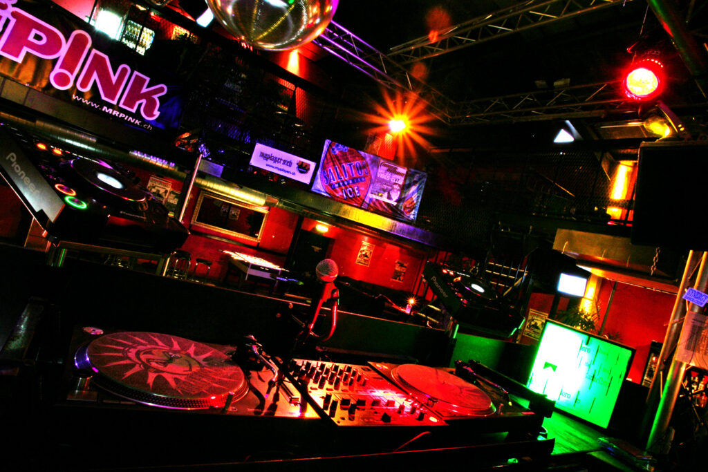 Lounge mit Leuchtschrift im Vibes Club Bassersdorf