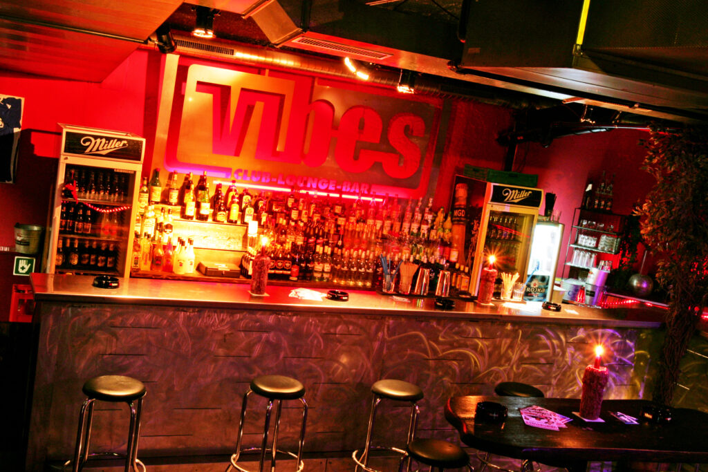 Bar mit Vibes-Schriftzug Bassersdorf