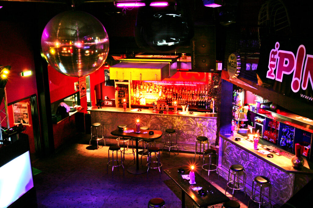 Dancefloor mit Discokugel im Vibes Club Bassersdorf