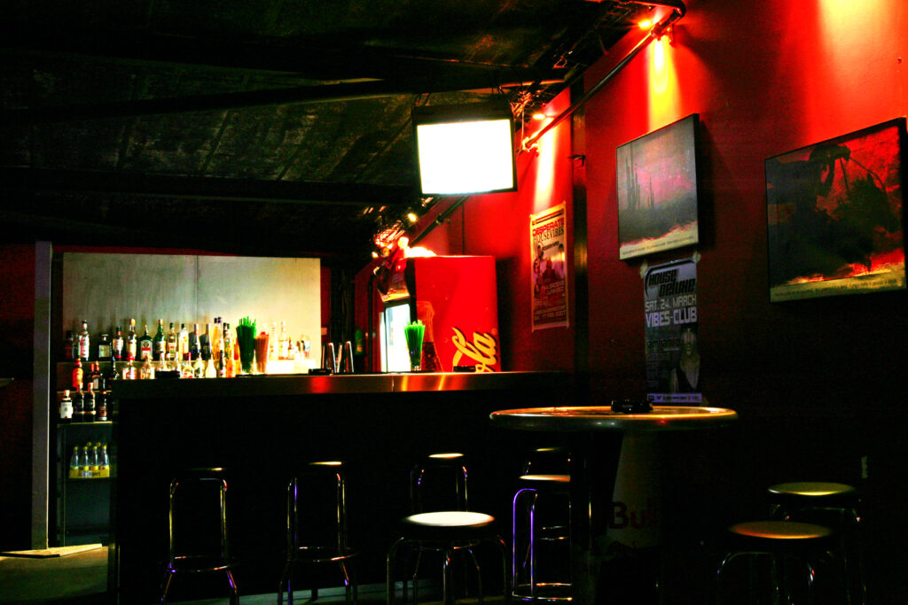 Bar mit Sitzecke im Vibes Club Bassersdorf