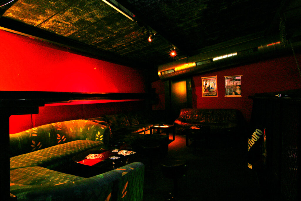 Lounge mit Sitzecken im Vibes Club Bassersdorf