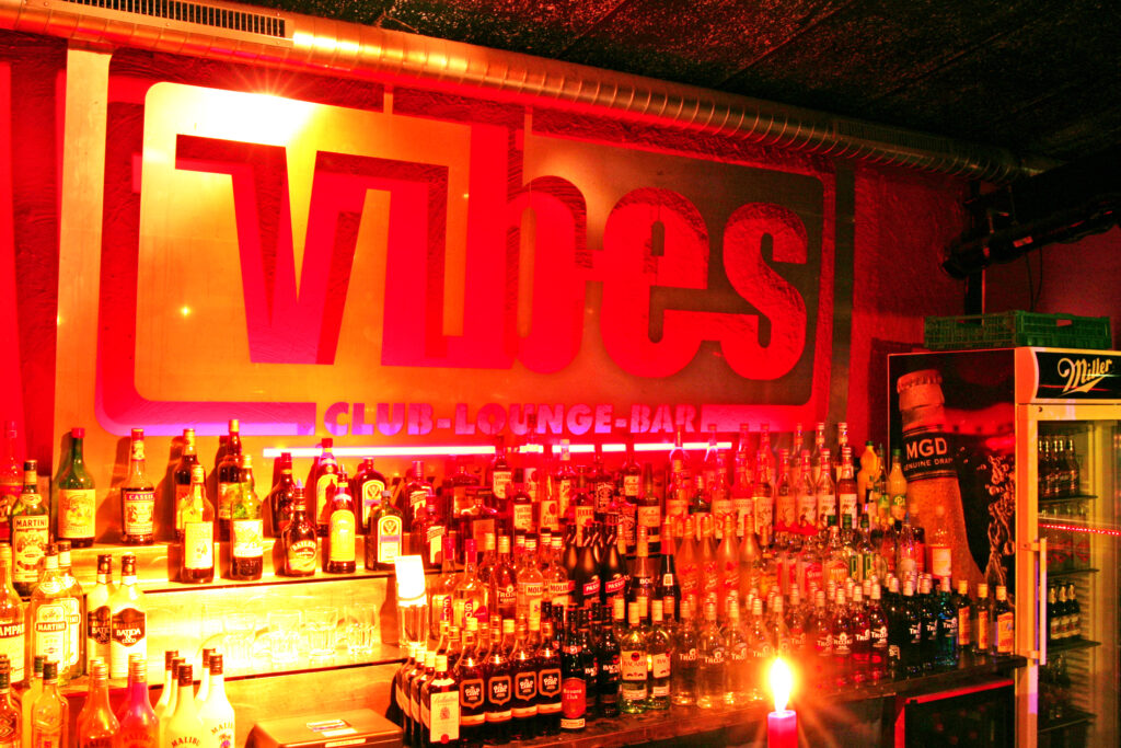 Bar mit Vibes-Logo im Vibes Club Bassersdorf