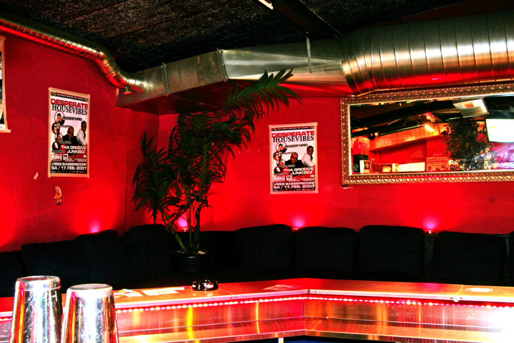 Roter Clubraum mit langer Bar im Vibes Club Bassersdorf