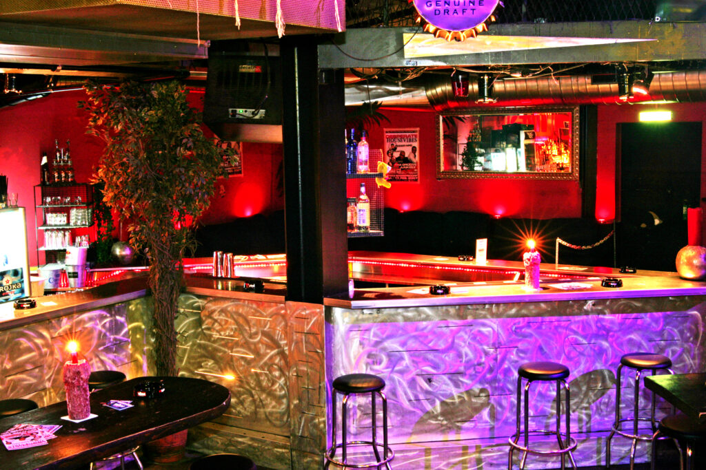 Violett beleuchtete Bar im Vibes Club Bassersdorf