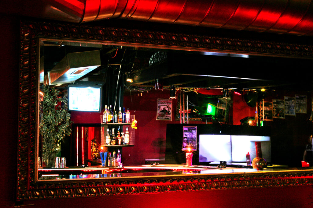 Bar mit Spiegel und Bildschirmen im Vibes Club Bassersdorf