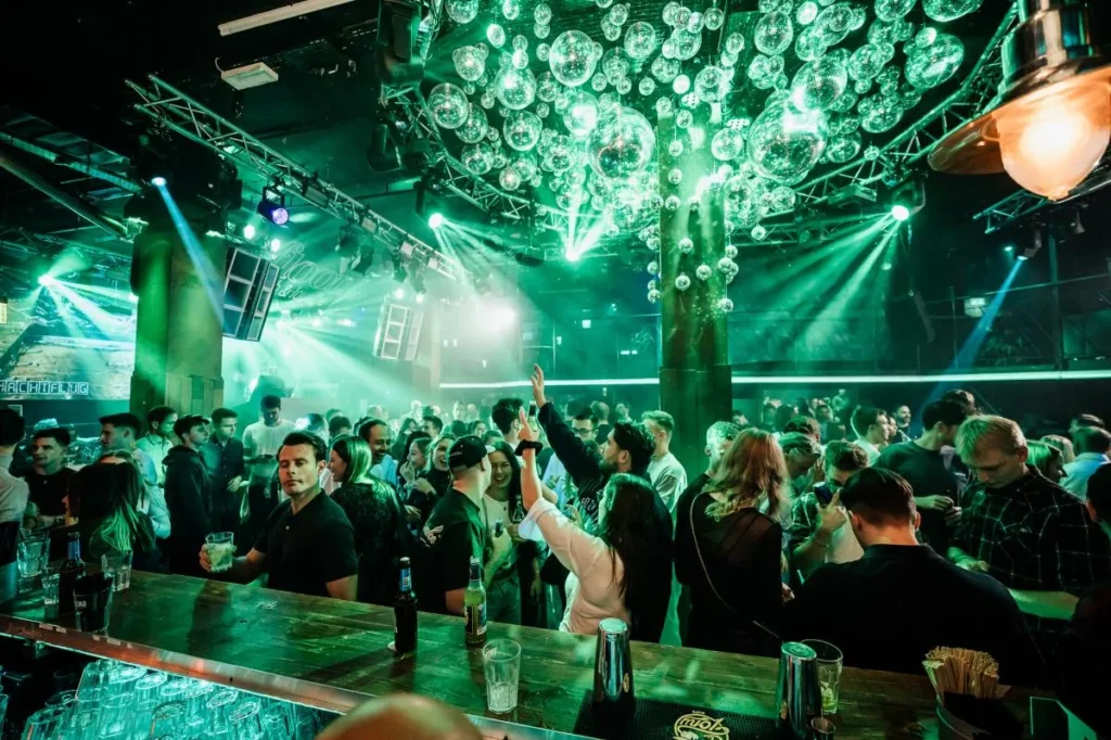 Bar und Dancefloor im Floor Club Kloten
