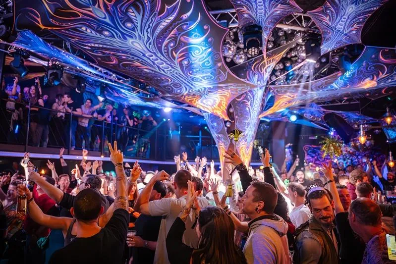 Party mit farbiger Deckendeko im Floor Club