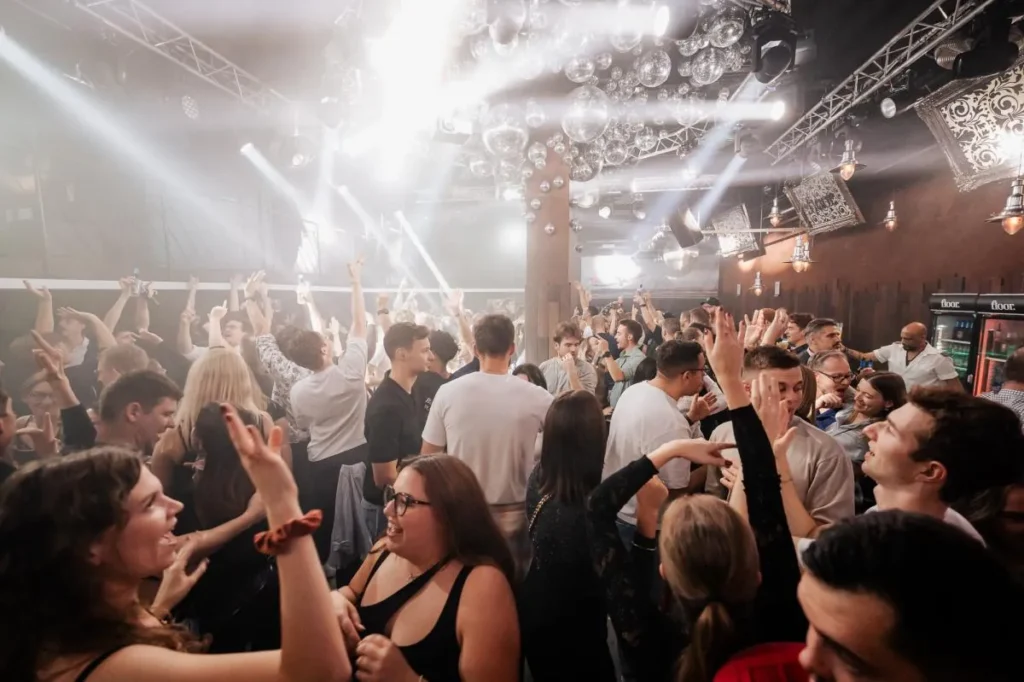 Volle Tanzfläche im Floor Club Kloten